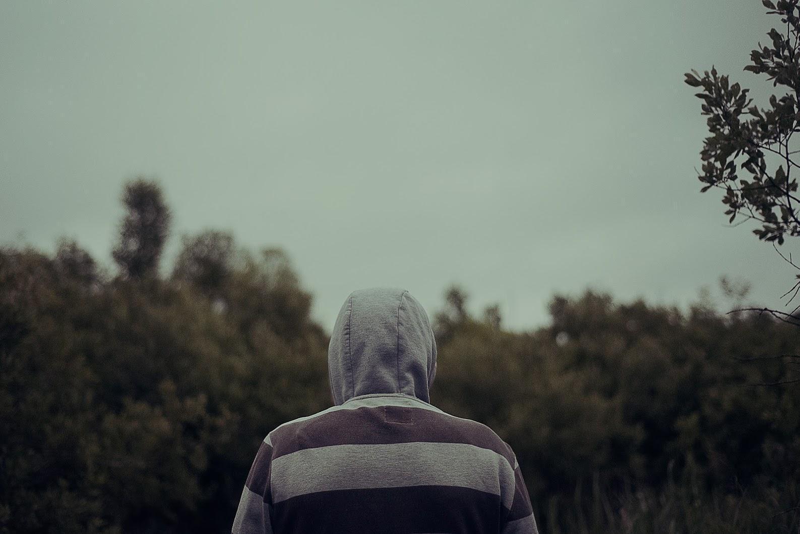 Przytulający się mężczyźni