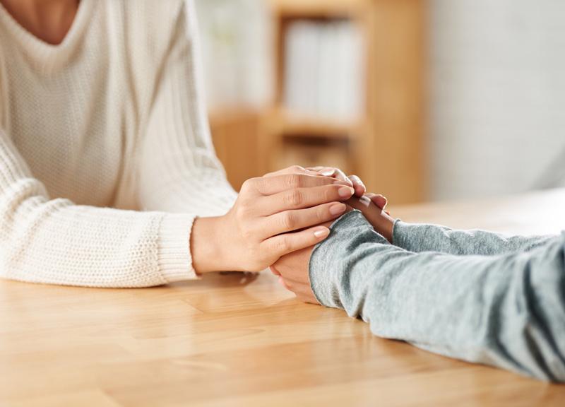 Dłonie objęte dłońmi