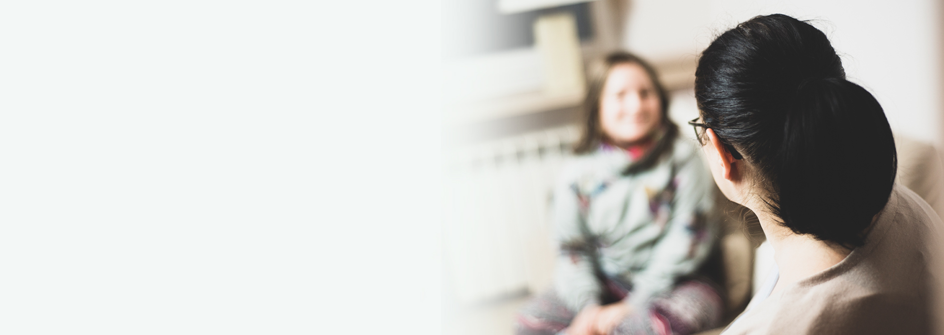 psycholog Katarzyna Zawadzka  rozmawiająca z kobietą  Slajd #2