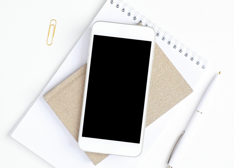 Młoda kobieta rozmawia przez telefon